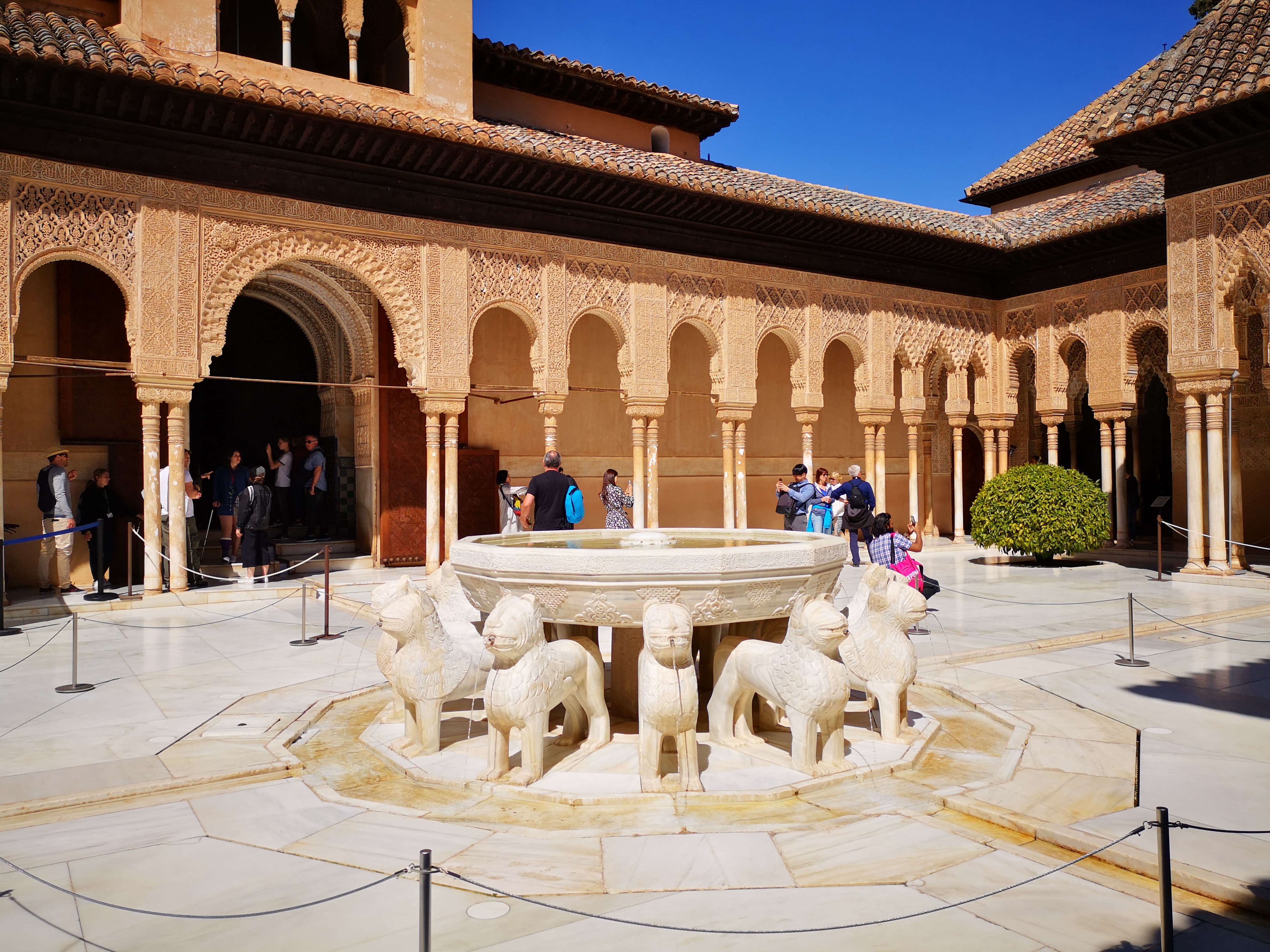 Spanien, Andalusien, Granada, Alhambra Løvegården efter renovering Spanien, Andalusien, Granada, Alhambra Løvegården efter renovering